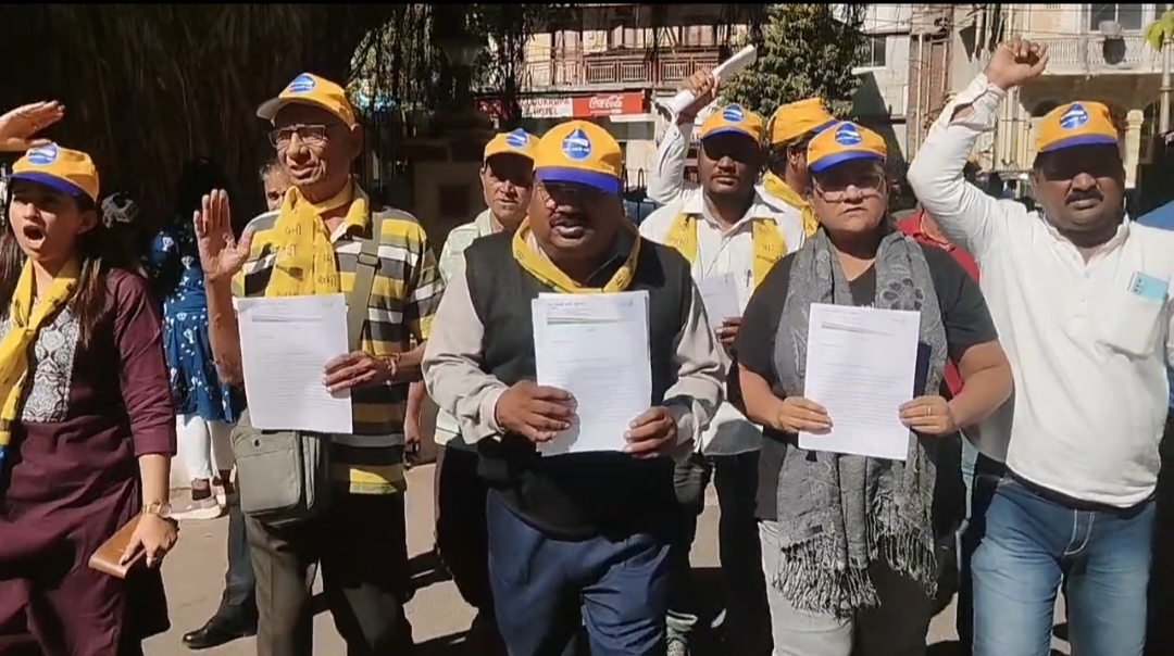 હરણી લેક ઝોન પીડિત પરિવારોને હજી સુધી ન્યાય નહીં મળતા આમ આદમી પાર્ટીના દ્વારા પાલિકાની વડી કચેરી ખાતે પ્લે કાર્ડ, બેનર સાથે ભારે સૂત્રોચાર