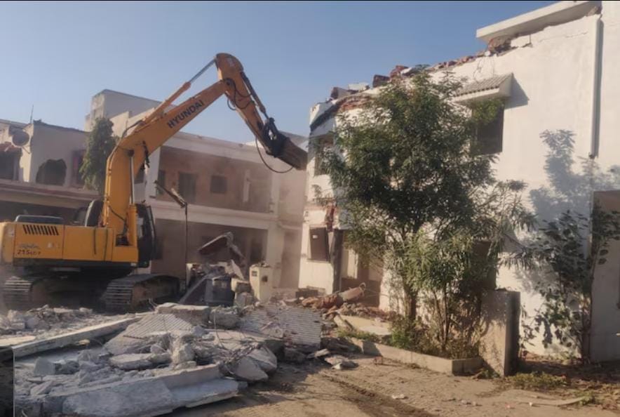 થલતેજની સ્નેહાંજલિ સોસાયટીના 25 જેટલા બંગલાઓ તોડી પાડવાની કામગીરી હાથ ધરી 