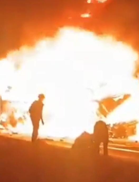 સ્લીપર બસ અને સામેથી આવતી ટ્રક વચ્ચે જોરદાર ટક્કર :ટ્રક ડ્રાઈવર સહિત 17 લોકો આગમાં હોમાયા