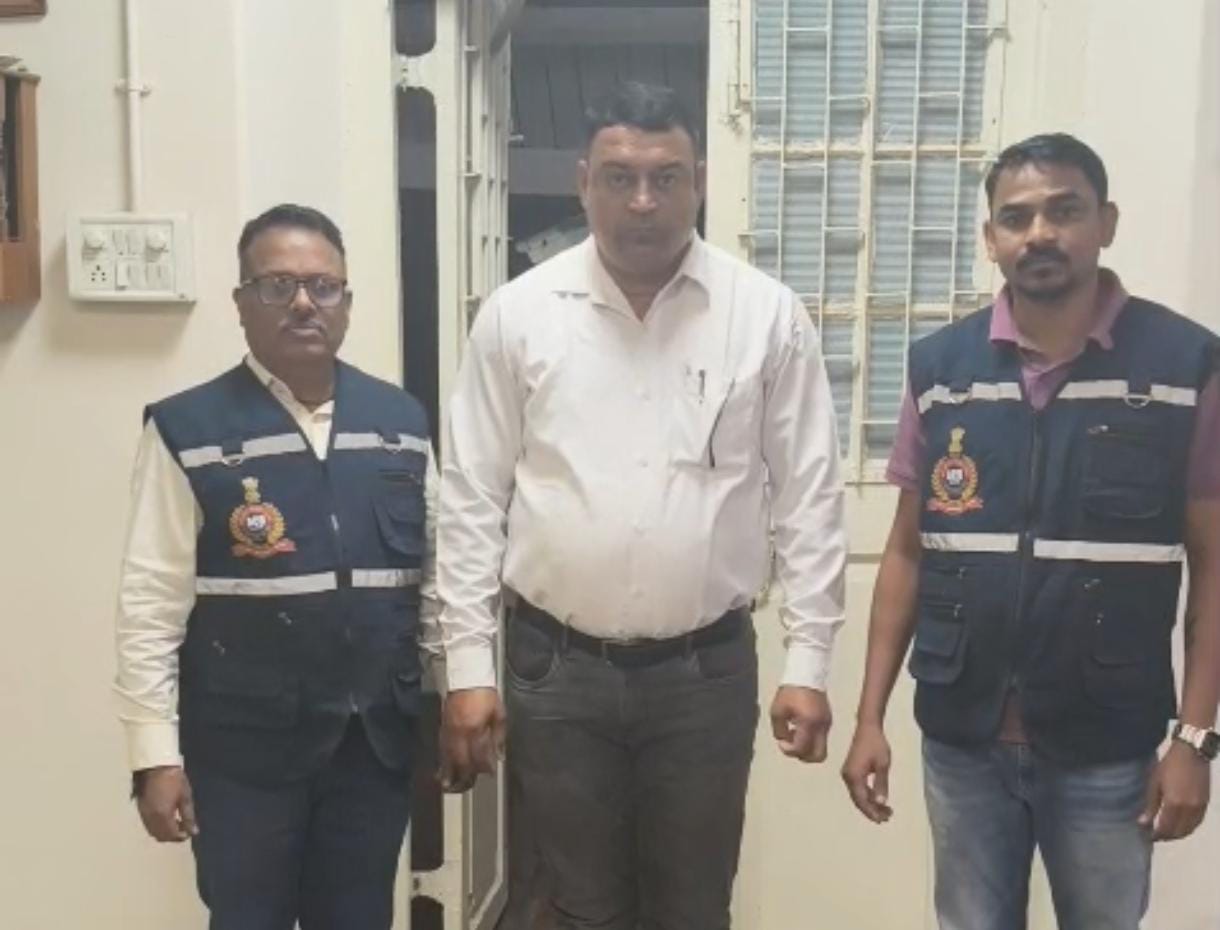 ફાયર એનઓસી આપવા બદલ રૂ. 1 લાખની લાંચ લેતા ડીવીઝનલ ફાયર ઓફિસર એ.સી.બી.ના ટ્રેપમાં ઝડપાયા