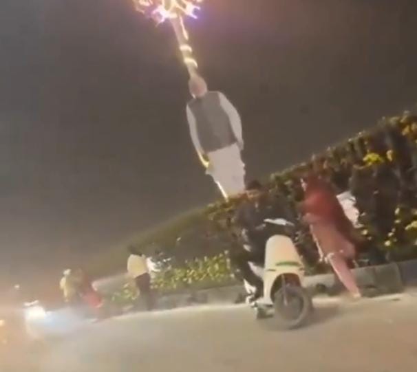 મોદીના લખનઉ ખાતેના કાર્યક્રમની સમાપ્તિ , કાર્યક્રમ પત્યો અને લોકો કૂંડા ઉઠાવી ગયા