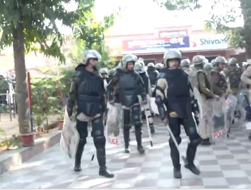 જયપુરમાં આવેલા ચોમૂ નગરમાં મોડી રાત્રે અચાનક કોમી તણાવ ફાટી નીકળ્યો