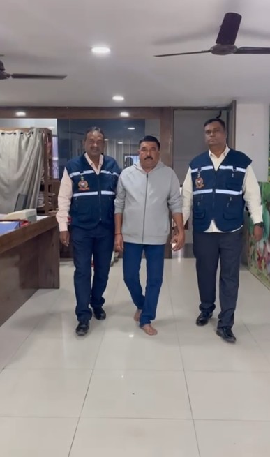 વારસીયાના પીઆઇના નામે અઢી લાખની લાંચ માંગનાર ઝડપાયો  