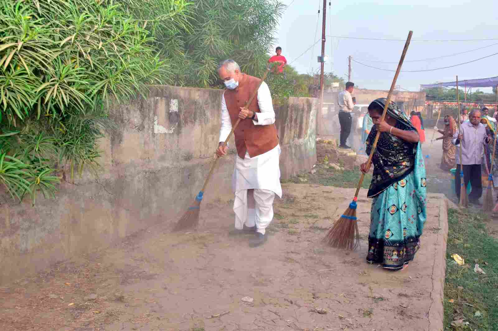 મુખ્યમંત્રીએ વડોદરા જિલ્લાના સફાઇ સેવીકાને પ્રશસ્તિપત્ર મારફત અભિનંદન પાઠવ્યા: ગ્રામ્ય સ્વચ્છતા માટેના અવિરત યોગદાનની સરાહના કરી 