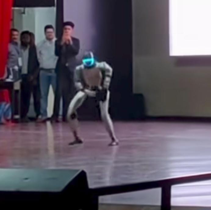 ધુરંધરના ટ્રેન્ડિંગ ગીત પર નૃત્ય હ્યુમનોઈડ રોબોટે સૌ પ્રેક્ષકોના મન મોહી લીધાં