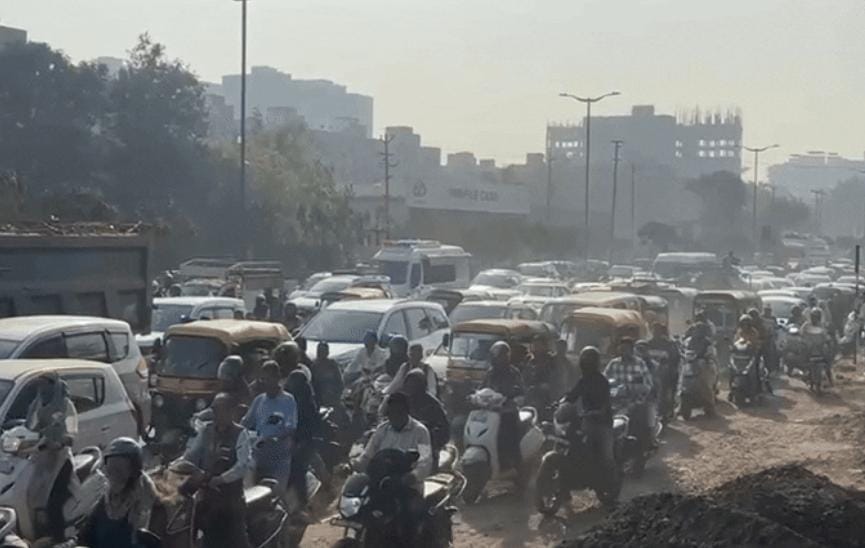 ખિસકોલી સર્કલ ખાતે વરસાદી કાંસની કામગીરીના કારણે દરરોજ ભારે ટ્રાફિકજામ