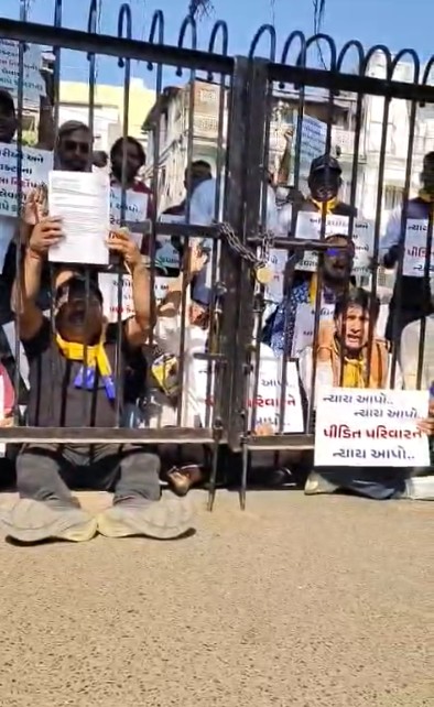 અધિકારીઓ અને કોન્ટ્રાક્ટર સામે માનવવધનો ગુનો દાખલ કરવામાં આવે તેવી માંગ સાથે આમ આદમી પાર્ટીના કાર્યકર્તાઓ દ્વારા ધરણાં કરવામાં આવ્યા