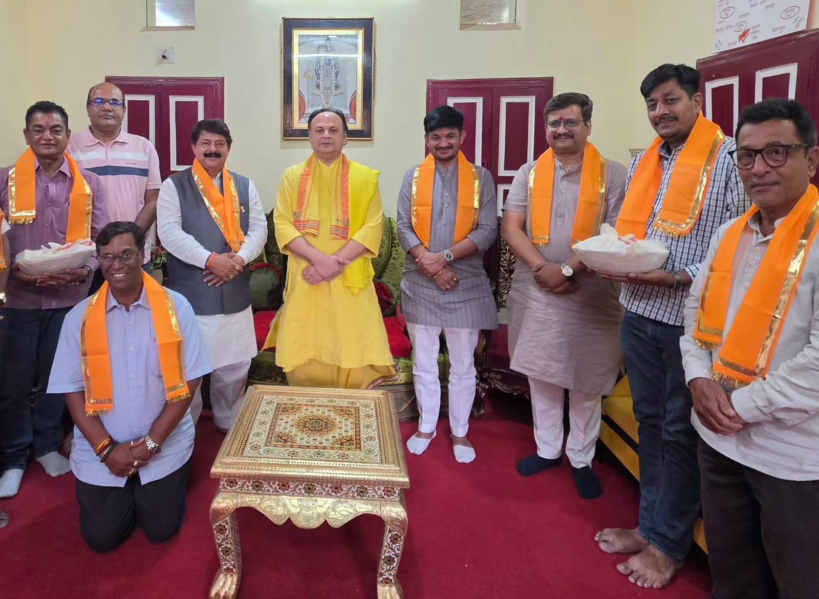 વૈષ્ણવને ટીમમાં સ્થાન નહીં, છતાં દ્વારકેશલાલજીના આશીર્વાદ લેવા ગયેલા શહેર પ્રમુખ પર ભાજપમાં ચર્ચા