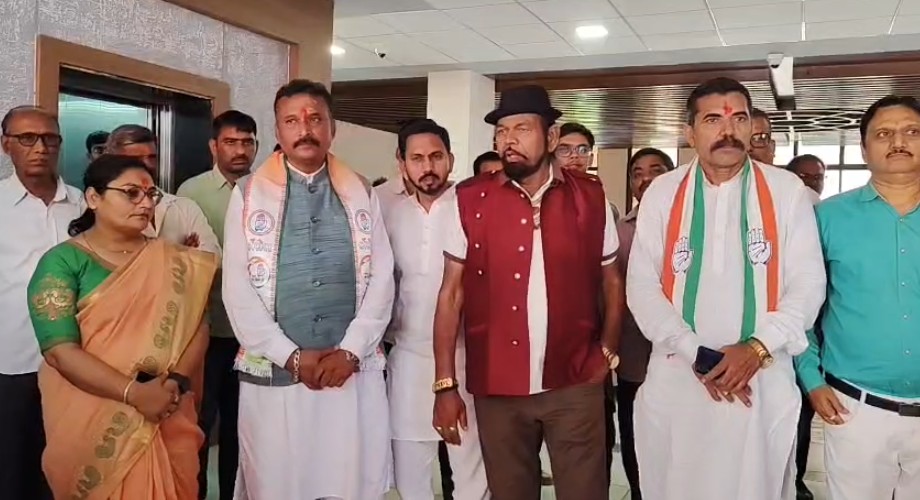 કોંગ્રેસના ઉમેદવારોએ વિજય વિશ્વાસ સાથે પોતાની ઉમેદવારી નોંધાવી
