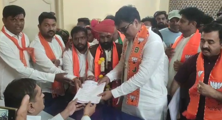 ભાદરવા બેઠક પર ભાજપના યુવા ઉમેદવાર આકાશસિંહ પરમારનું ફોર્મ ભરાયું