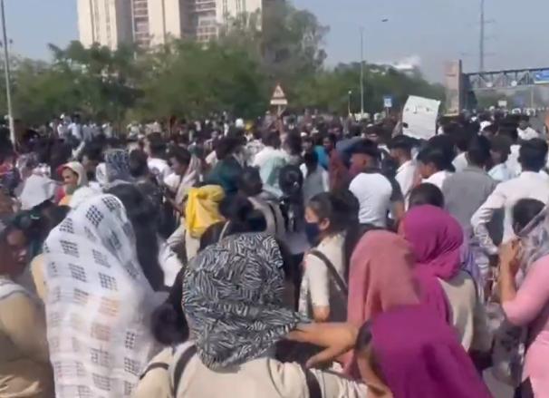 નોઈડામાં પગાર વધારાની માંગણીને લઈને મધરસન' કંપનીકર્મચારીઓનું ઉગ્ર પ્રદર્શન