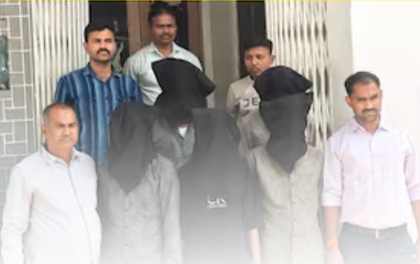 કાલુપુર વિસ્તારમાં ભીડભાડનો લાભ લઈ લોકોને ટાર્ગેટ કરી રૂપિયા પડાવી લેતી ટોળકી ઝડપાઈ