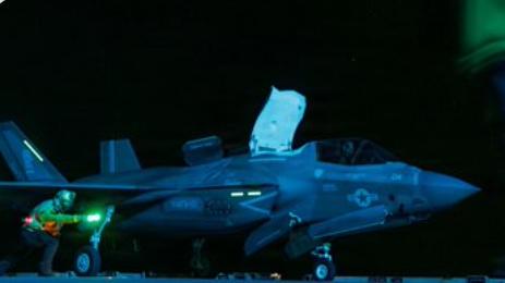 હોર્મુઝની ખાડીમાં અમેરિકી નૌકાદળના 15થી વધુ વિધ્વંસક જહાજો તૈનાત કરવામાં આવ્યા