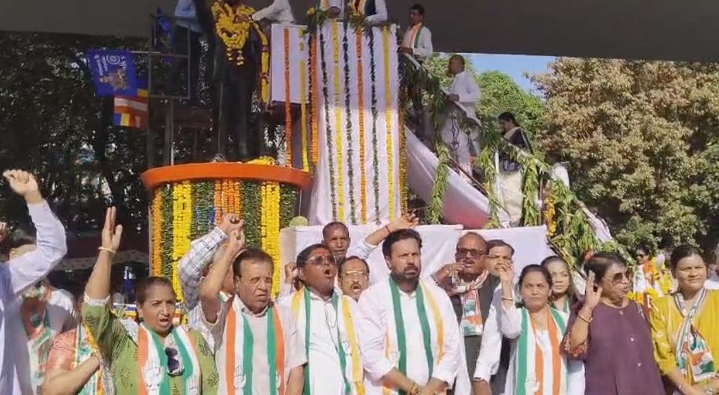  કોંગ્રેસ સમિતિ દ્વારા ડોક્ટર બાબા સાહેબ આંબેડકરની 135 મી જન્મ જયંતી નિમિત્તે પ્રતિમાને પુષ્પાંજલિ અર્પણ કરવામાં આવી