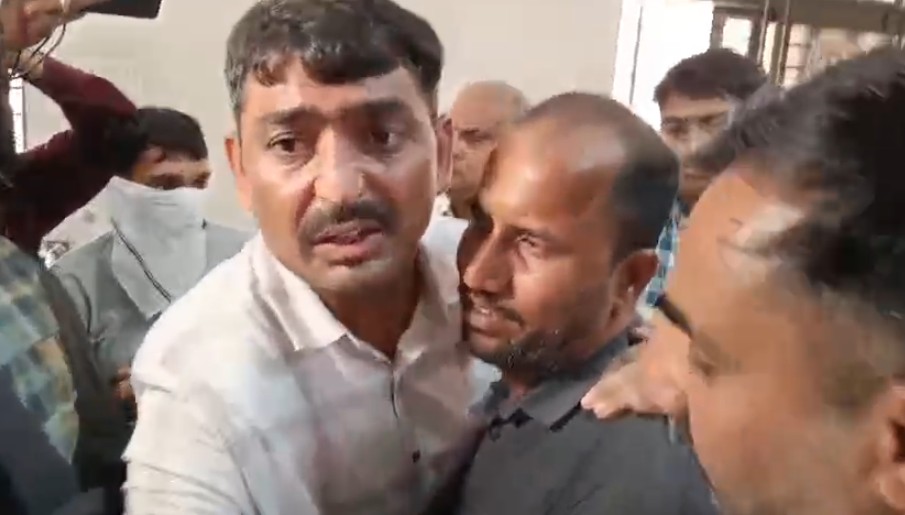  ફોર્મ પરત ખેંચવા પહોંચેલા ઉમેદવારનો કોંગ્રેસ કાર્યકરો તેમજ અન્ય વોર્ડના ઉમેદવારો દ્વારા ઘેરો 