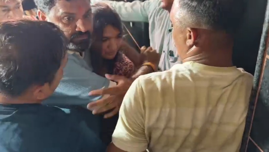 વોર્ડ નંબર 2 ના કોંગ્રેસ ઉમેદવાર ભૂમિકા પ્રજાપતિ બપોરે ઉમેદવારી ફોર્મ પરત ખેંચવા માટે કચેરીએ પહોંચ્યા