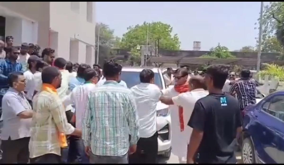 ચૂંટણી અધિકારી અને પોલીસની હાજરીમાં જ રાજકારણીઓમાં ઢીશુમ ઢીશુમ