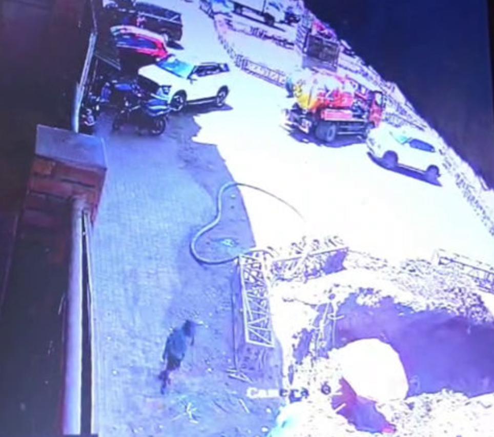 BSNLના બે કર્મચારીઓ અચાનક માટી ધસી પડતા દટાઈ ગયા: સ્થાનિકોની સમયસૂચકતાને કારણે બંનેનો જીવ બચી ગયો