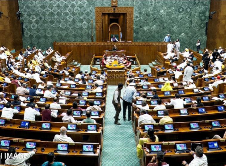 અડધી રાતે મહિલા અનામત કાયદો લાગુ સરકારે નોટિફિકેશન જાહેર કર્યું 