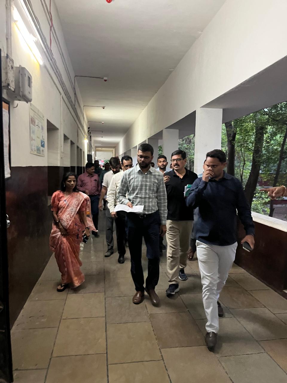 કલેક્ટરે પોલિટેકનિક ખાતે VMC કાઉન્ટિંગ સેન્ટરની મુલાકાત લીધી