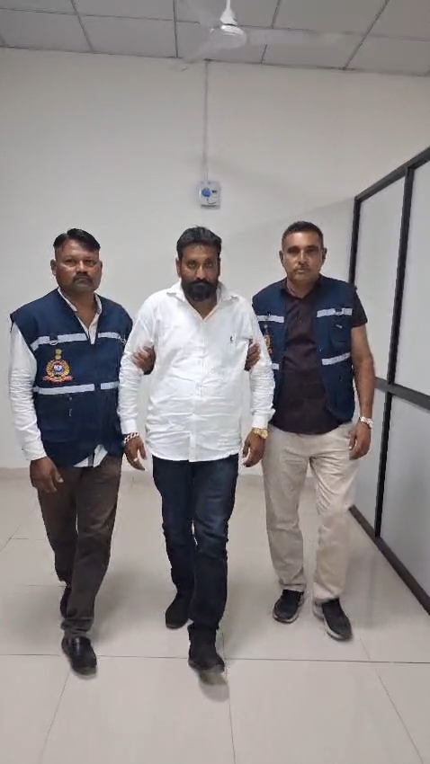 પાદરામાં ACBની મોટી કાર્યવાહી : લાંચ કેસમાં વચેટિયો ઝડપાયો, PI તપાસ હેઠળ