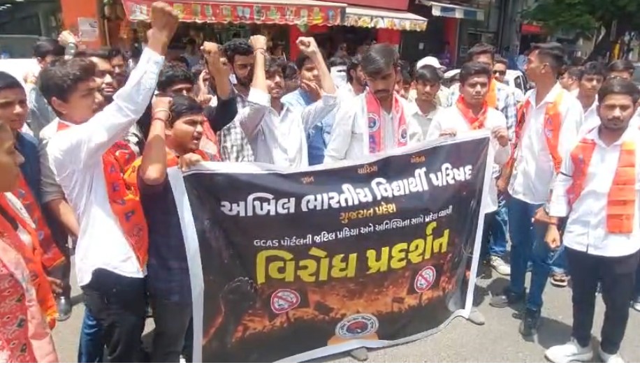 અખિલ ભારતીય વિદ્યાર્થી પરિષદ ગુજરાત પ્રદેશ દ્વારા આજરોજ ફતેગંજ સેફ્રરોન ચાર રસ્તા ખાતે વિરોધ પ્રદર્શન કરવામાં આવ્યો