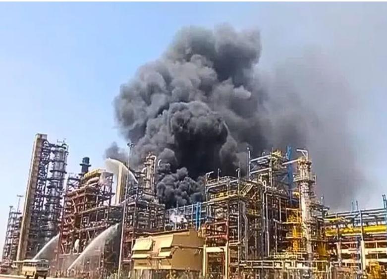 વડાપ્રધાન નરેન્દ્ર મોદી દ્વારા  મંગળવારે રિફાઇનરીનું ઉદ્ઘાટન થવાનું હતું : દેશની પહેલી ગ્રીનફીલ્ડ રિફાઈનરીમાં આગ 