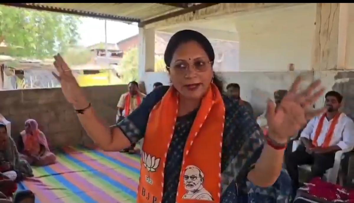 મહિલા મંત્રી મનીષા વકીલ ભાન ભૂલ્યા.મતદારો સમક્ષ ધમકીની ભાષા બોલી મર્યાદા ચૂક્યા