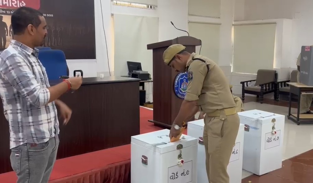ચૂંટણી વ્યવસ્થામાં જોડાયેલા તમામ સરકારી કર્મચારીઓ માટે બેલેટ મતદાન