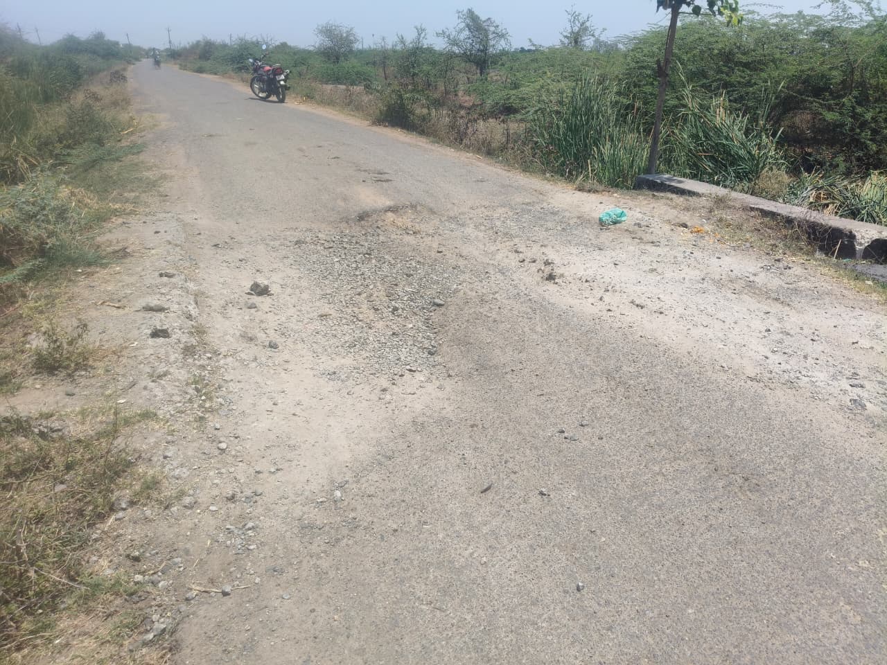 શહેર તરફ આવતા મુખ્ય માર્ગ પર આવેલું નાળું છેલ્લા ઘણા સમયથી બેસી જતાં સ્થાનિક રહીશો અને વાહનચાલકોમાં ભારે રોષ