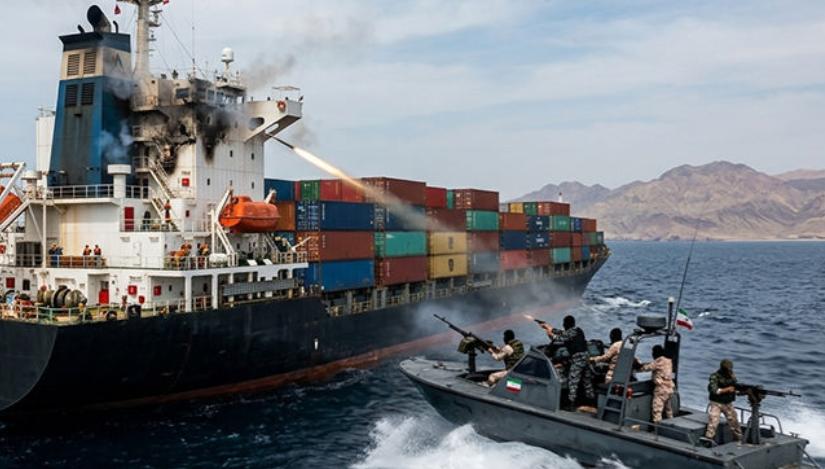 હોર્મુઝ સ્ટ્રેટમાં હાઈ ટેન્શન: ત્રણ કોમર્શિયલ જહાજો પર અંધાધૂંધ ગોળીબાર