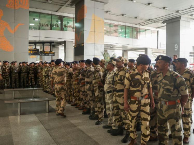 પંજાબ અને જમ્મુ-કાશ્મીરના સરહદી વિસ્તારોમાં મોટા પાયે બ્લેકઆઉટ અને એર રેડ જેવી સ્થિતિનો સામનો કરવા માટે મૉક ડ્રિલનું આયોજન