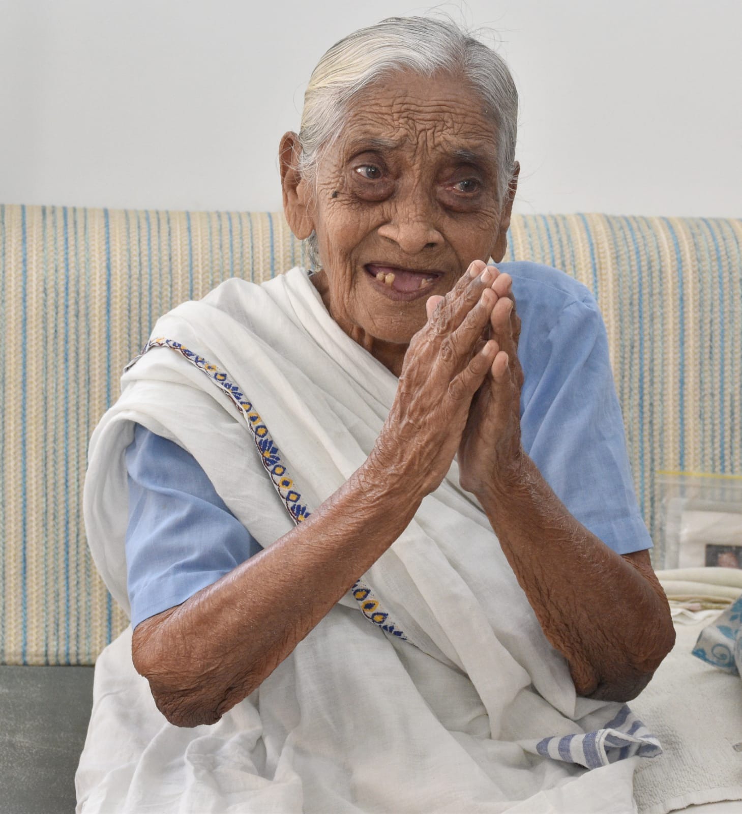 ૧૦૪ વર્ષની ઉંમરે પણ મતદાન માટે તત્પર સવિતા બા, લોકશાહીની જીવંત પ્રેરણા