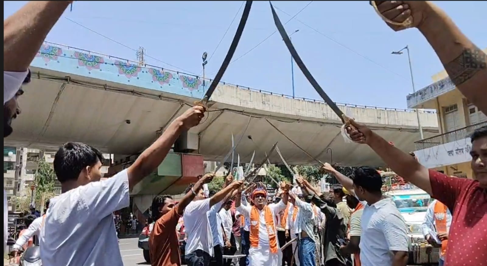 કાયદાની ઐસીતૈસી કરતા ઉમેદવારો અને કાર્યકરો