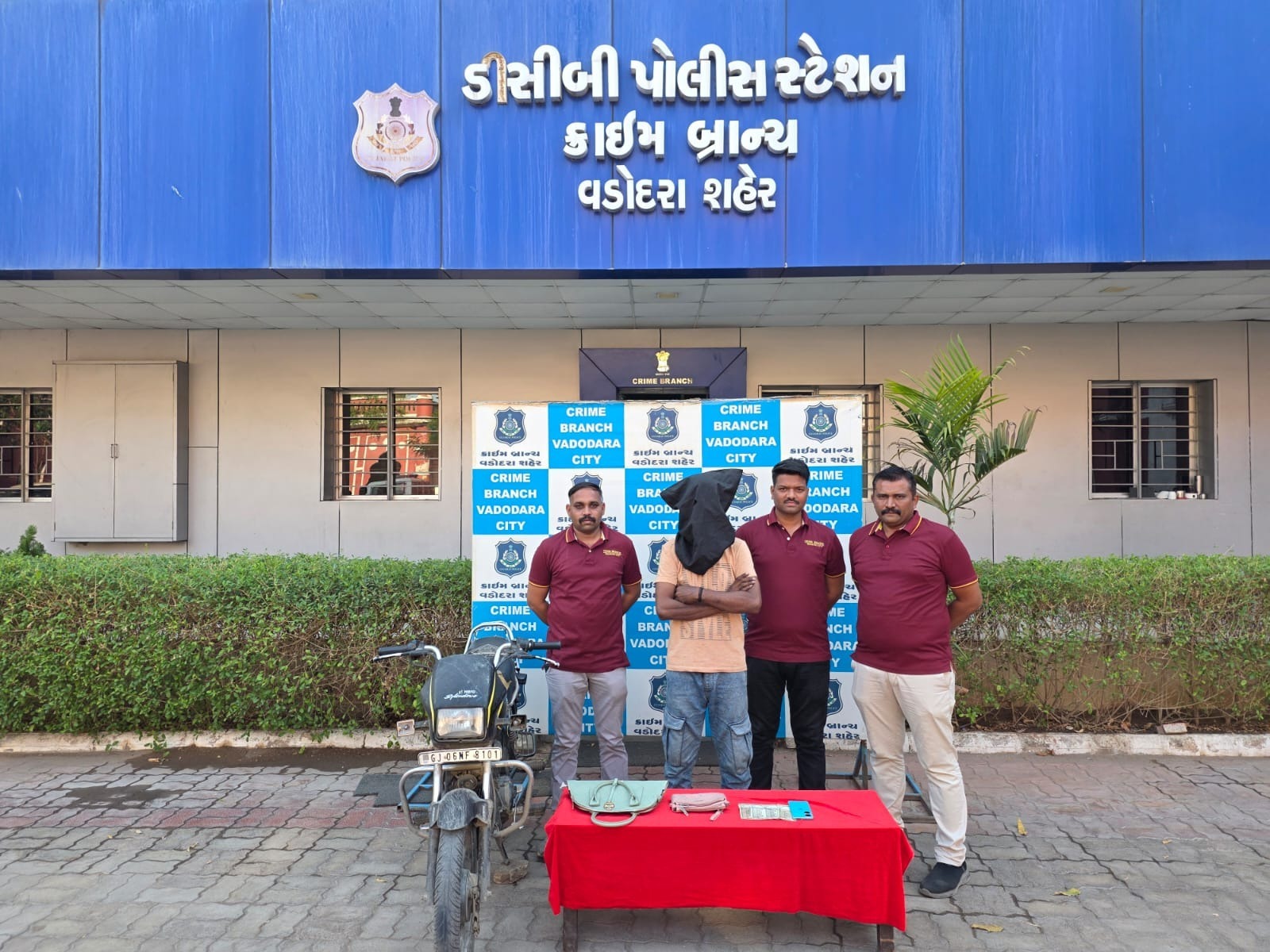 એક્ટિવા પર જતી મહિલાનું પર્સ ઝૂંટવી લેનાર રીઢો આરોપી ક્રાઇમ બ્રાન્ચના હાથે પકડાયો