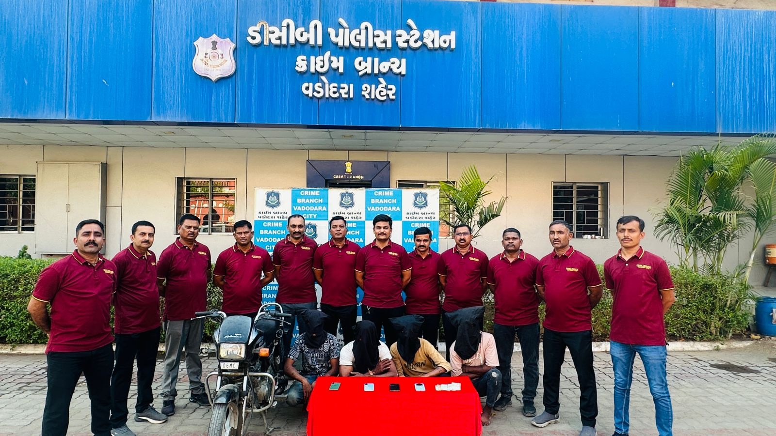 લાલબાગ બ્રિજ નીચે ક્રાઇમ બ્રાન્ચનો દરોડો: લૂંટ અને વાહનચોરી કરતી ટોળકી ઝડપાઈ