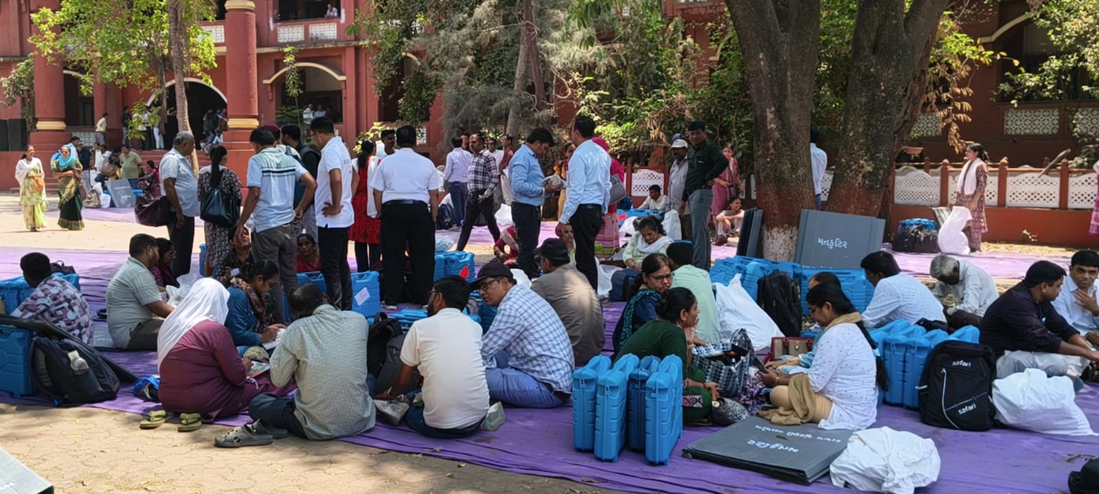 સાવલીમાં સ્થાનિક સ્વરાજ્યની ચૂંટણી માટે ઇવીએમ વિતરણ પ્રક્રિયા શરૂ