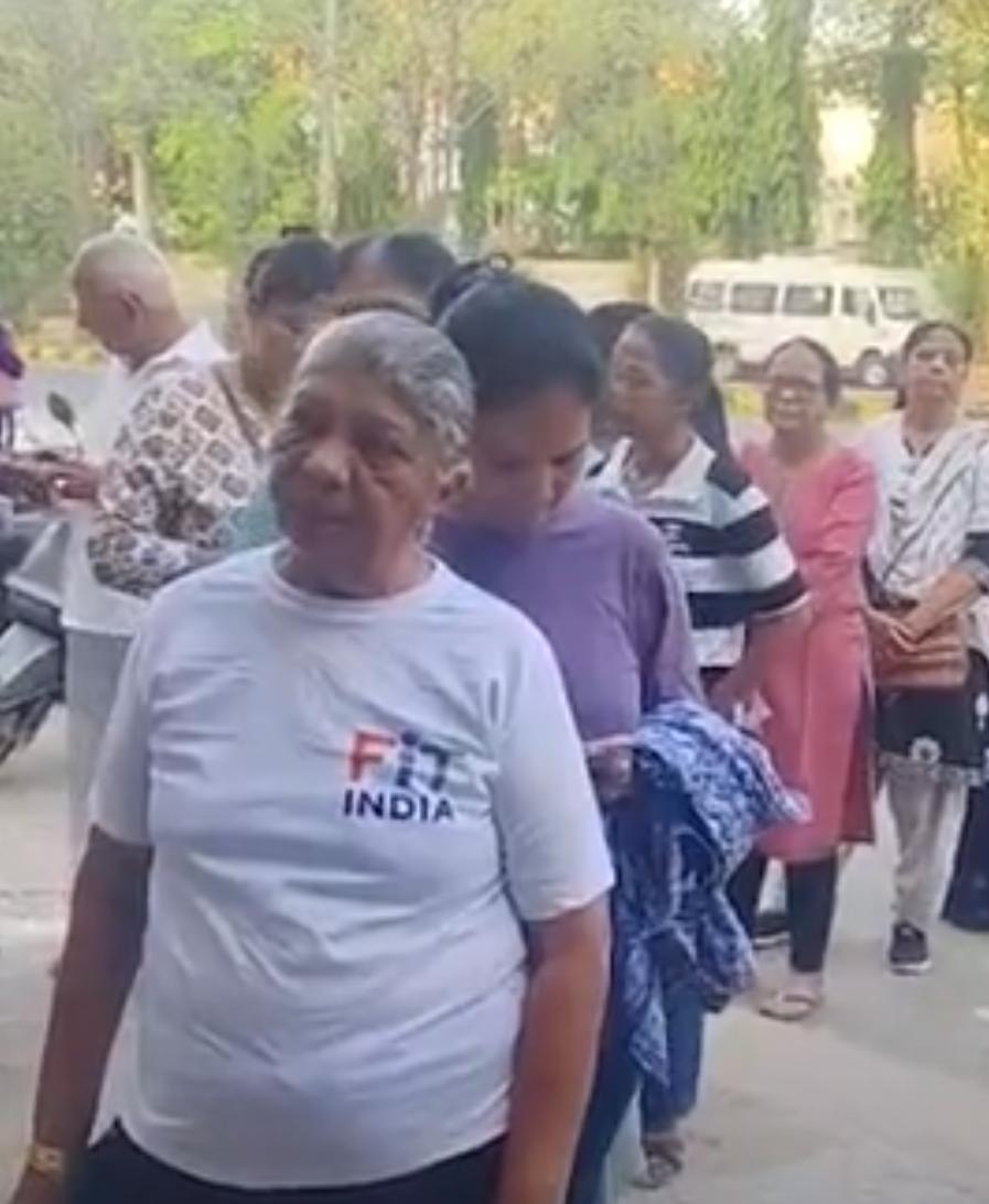 ગોધરાના બામરોલી રોડ પર આવેલી શારદા મંદિર સ્કૂલના મતદાન મથકમાં આગ ભડકી 