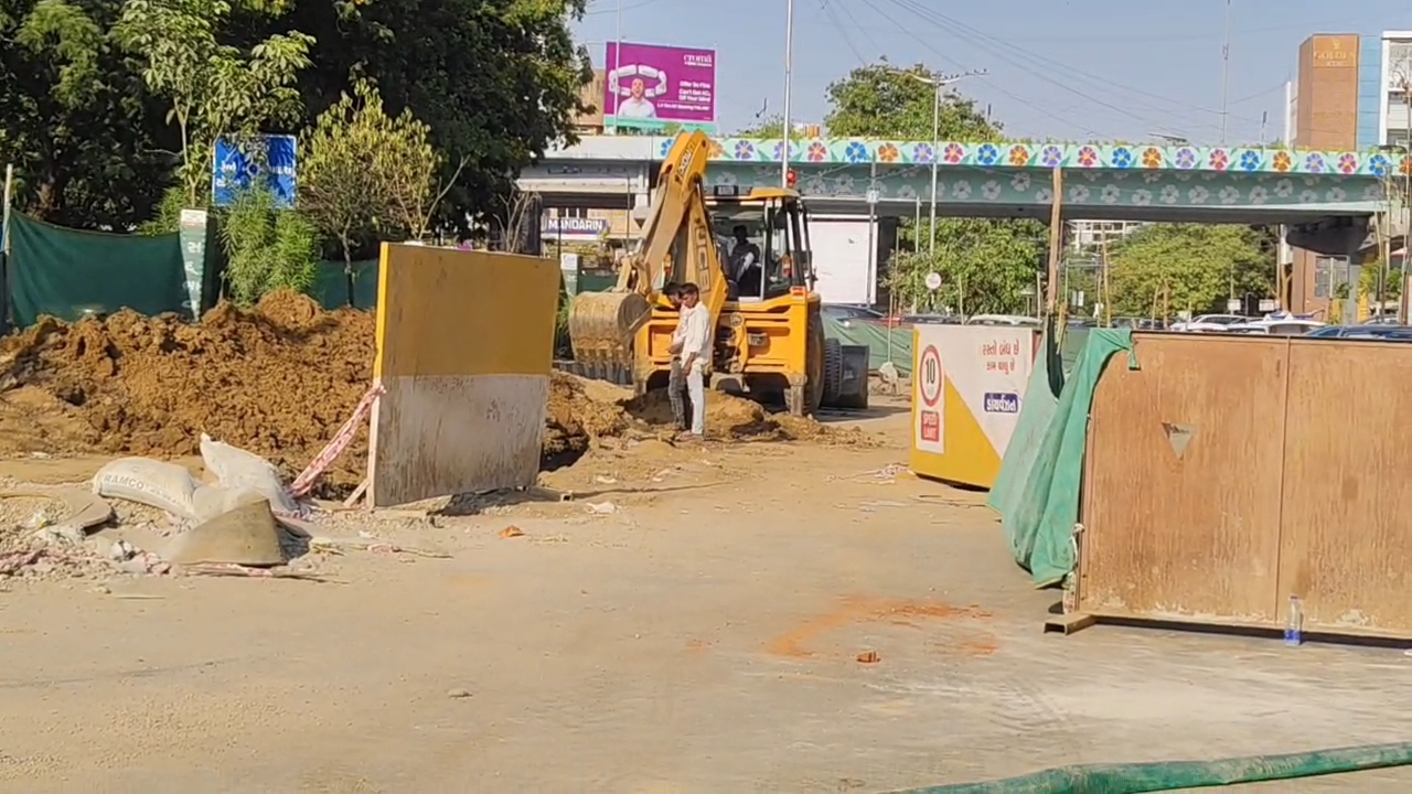 ચકલી સર્કલ પાસે સલામતી વગરનું ખોદકામ