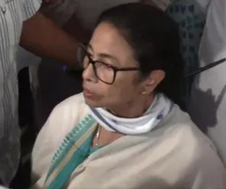 સ્ટ્રોન્ગ રૂમની સીલ તૂટ્યાનો TMCનો આરોપ: કાઉન્ટિંગ સેન્ટરની બહાર મોટી સંખ્યામાં સુરક્ષબળો તહેનાત