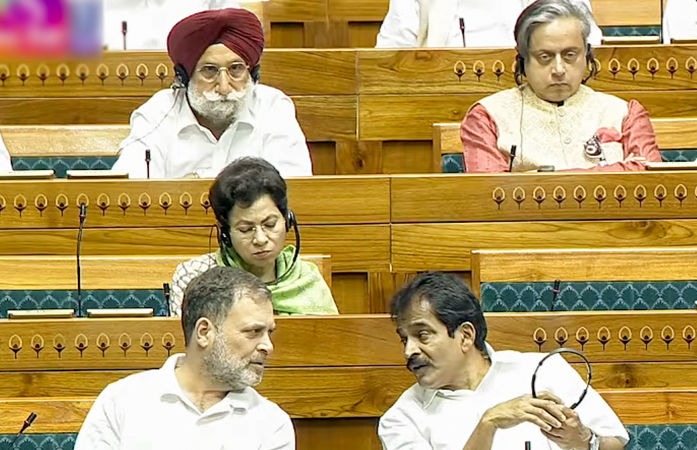 કેરળમાં કોંગ્રેસની જીત બાદ CM પદ માટે ઘમાસાણ: Only VDના નારા સાથે કાર્યકરોનો શક્તિપ્રદર્શન