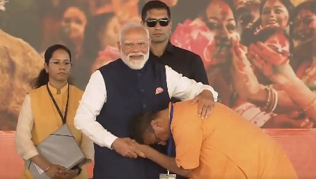પશ્ચિમ બંગાળમાં શુભેન્દુ અધિકારીએ CM પદની શપથ લીધી, યોગીએ ભગવો ગમછો પહેરાવી કર્યું સ્વાગ