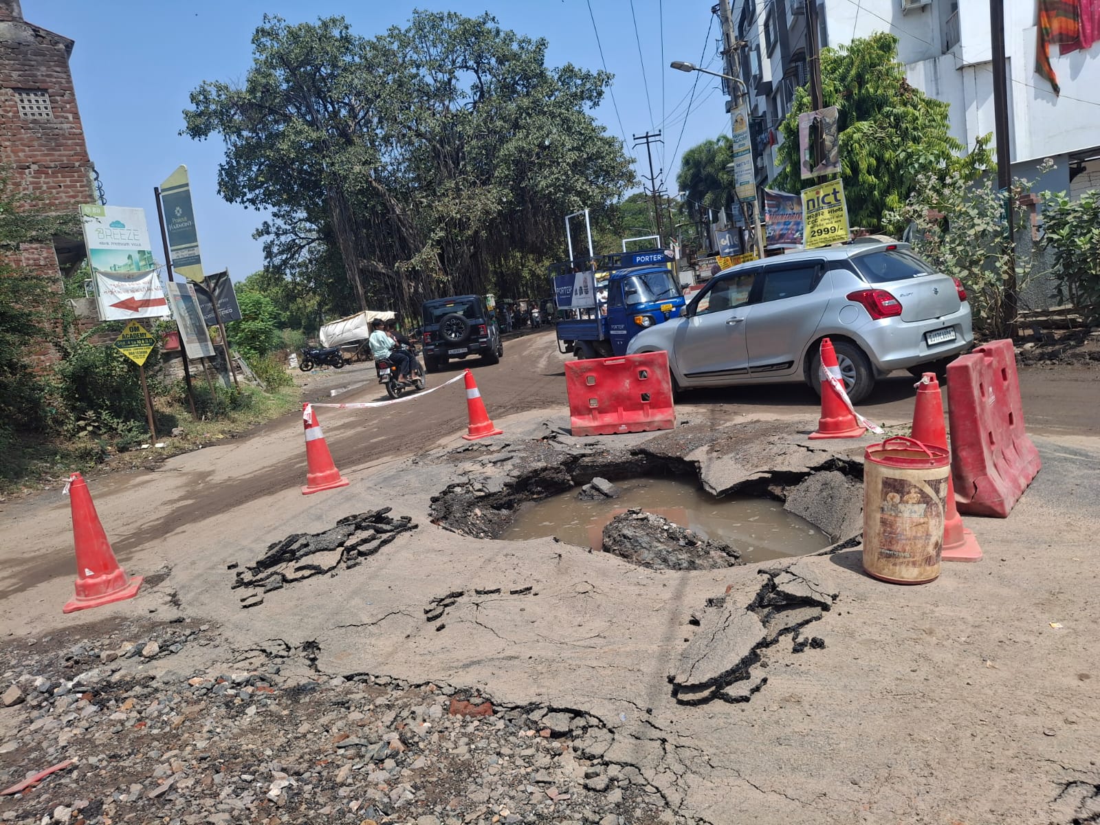 બીલ ગામમાં રોડ નહીં, મોતનો ખાડો તૈયાર