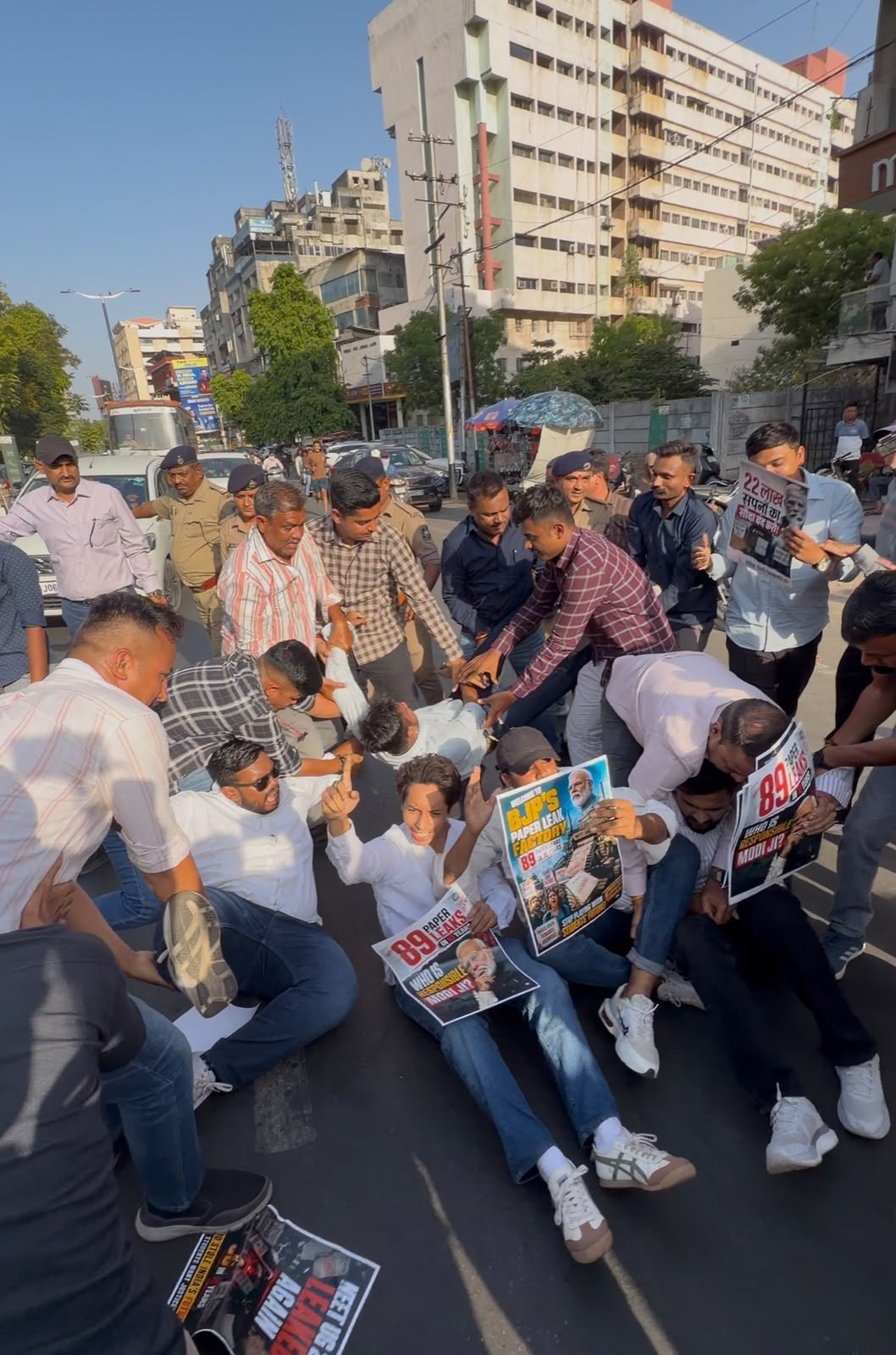 22 લાખ યુવાઓના ભવિષ્ય સાથે ખીલવાડ કરનાર ભાજપ નેતાઓને જેલ ભેગા કરવાની માંગ