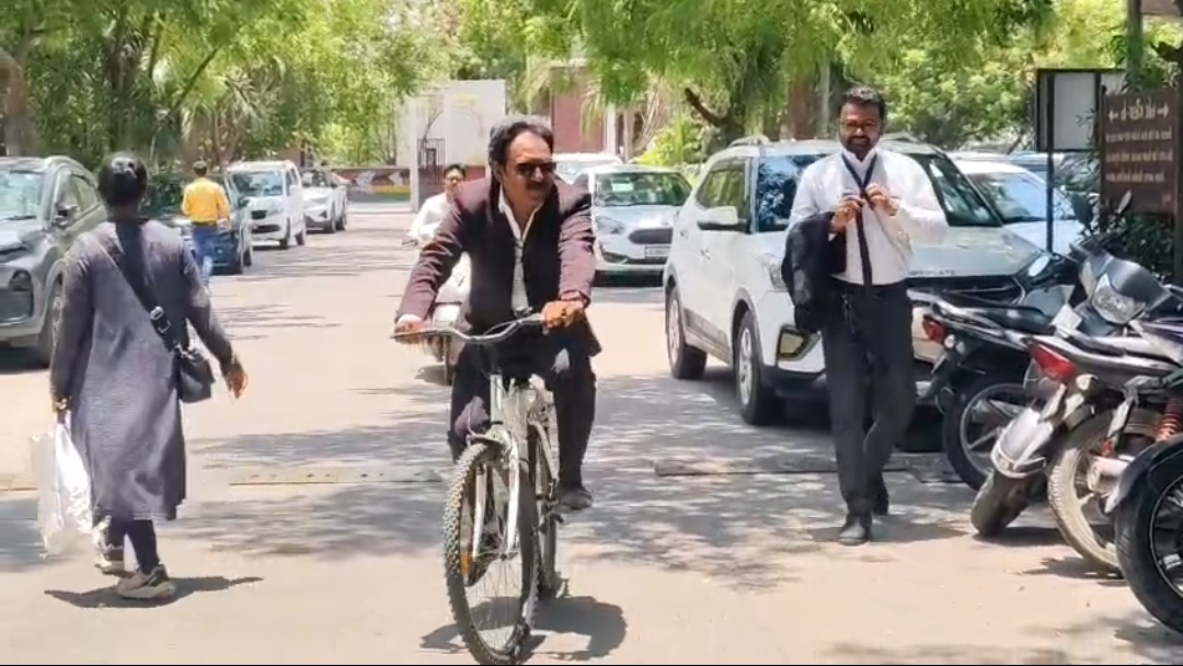 પર્યાવરણ બચાવવા હર્ષદ પરમારનો અનોખો સંકલ્પ, હવે કોર્ટના કામકાજ માટે કરશે માત્ર સાયકલનો ઉપયોગ