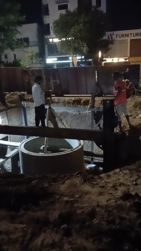 àª…àª•à«‹àªŸàª¾àª®àª¾àª‚ àª¡à«àª°à«‡àª¨à«‡àªœ àª²àª¾àª‡àª¨ àªªàª° àª°àª¾àª¤à«àª°à«‡ àª•àª¾àª® àª¦àª°àª®àª¿àª¯àª¾àª¨ àªàª• àª•àª¾àª®àª¦àª¾àª°àª¨à«àª‚ àª®à«ƒàª¤à«àª¯à«