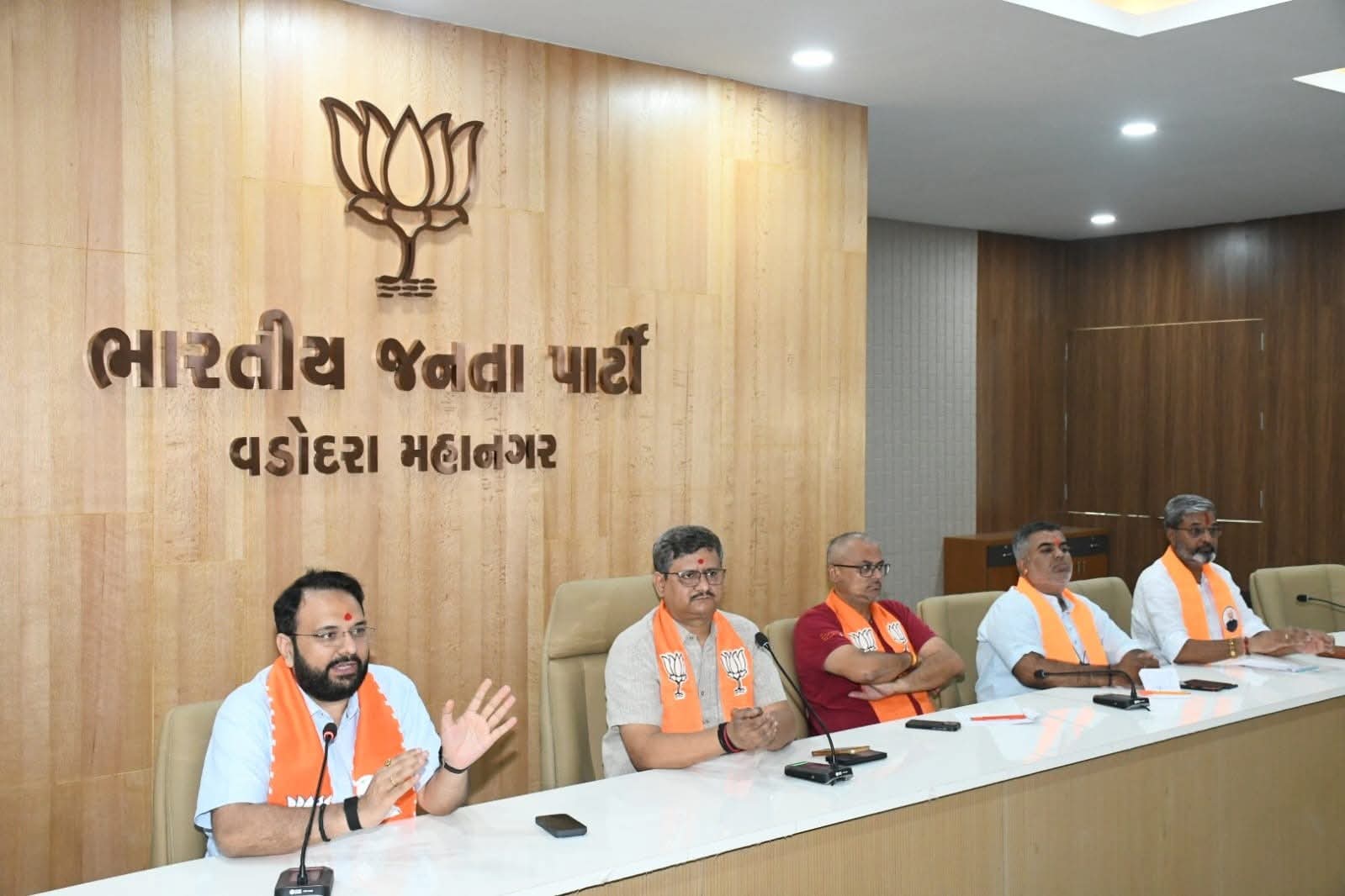 àª®à«‹àª¦à«€àª¨à«‹ àª°à«‹àª¡ àª¶à«‹àª®àª¾àª‚ àª¶à«àª‚ àª•àªšàª¾àª¶ àª°àª¹à«€? àª¸àª‚àª—àª àª¨àª¨à«€ àªšàª¿àª‚àª¤àª¨ àª¬à«‡àª àª• àª¯à«‹àªœàª¾àªˆ. àªªàª¾àª£à«€ àªµàª—àª° àªœàª¨àª¤àª¾ àª¤àª¡àªªà«€, àªŸà«àª°àª¾àª«àª¿àª•àª®àª¾àª‚ àª¶àª¹à«‡àª° àª˜à«‚àª‚àªŸàª¾àª¯à«àª‚