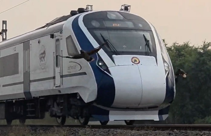 àª¬àª¿àª¹àª¾àª°àª®àª¾àª‚ àªŸà«àª°à«‡àª¨à«‹ àªªàª° àª¤à«àª°àª¾àªŸàª•à«àª¯àª¾ àªªàª¥à«àª¥àª°àª¬àª¾àªœà«‹: àª¦à«‹àª¢ àª•àª²àª¾àª•àª®àª¾àª‚ àªµàª‚àª¦à«‡ àª­àª¾àª°àª¤ àª¸àª¹àª¿àª¤ 3 àªŸà«àª°à«‡àª¨à«‹ àª¨àª¿àª¶àª¾àª¨ àªªàª°, àª®à«àª¸àª¾àª«àª°à«‹àª®àª¾àª‚ àª­àª¯àª¨à«‹ àª®àª¾àª¹à«‹àª²