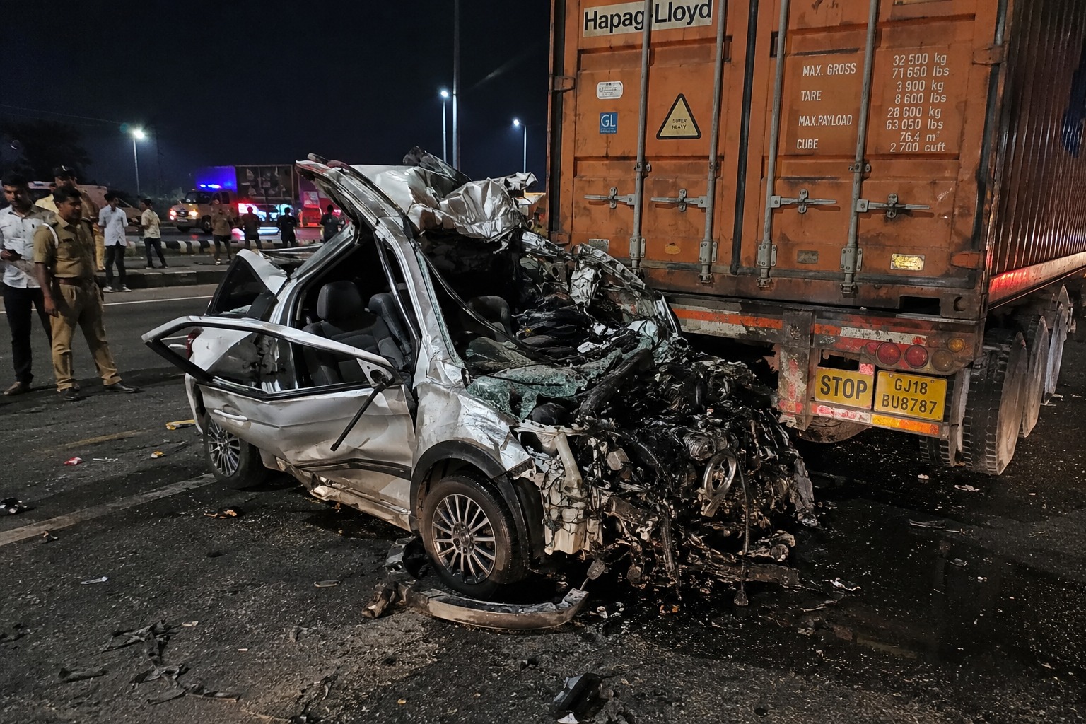 àª­àª¾àªµàª¨àª—àª°-àª§à«‹àª²à«‡àª°àª¾ àª°à«‹àª¡ àªªàª° àª—àª®àª–à«àªµàª¾àª° àª…àª•àª¸à«àª®àª¾àª¤ àª­àª¡àª­à«€àª¡ àªŸà«‹àª²àª¨àª¾àª•àª¾ àª¨àªœà«€àª• àª•àª¨à«àªŸà«‡àª¨àª° àªªàª¾àª›àª³ àª•àª¾àª° àª˜à«‚àª¸à«€ àªœàª¤àª¾àª‚ àª¤à«àª°àª£àª¨àª¾ àª•àª°à«àª£ àª®à«‹àª¤