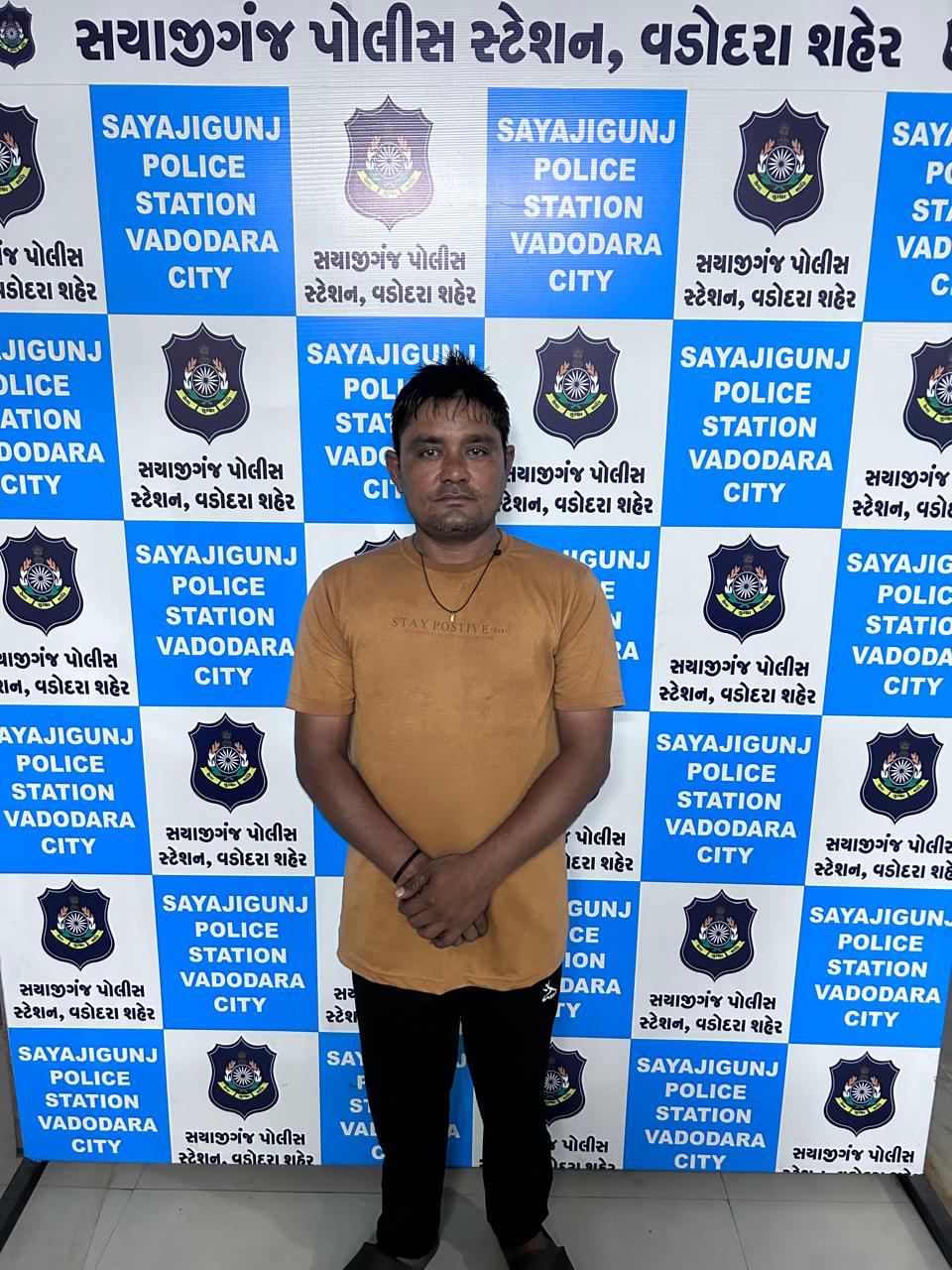 નશામાં ધૂત રિક્ષાચાલકે મહિલા મુસાફરો સાથે ગાળાગાળી કરી.